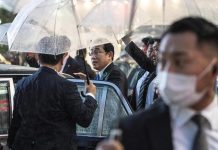 IMPACTANTE | EL PRIMER MINISTRO DE JAPÓN, ILESO TRAS ATAQUE CON EXPLOSIVOS DURANTE MITIN