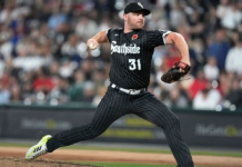 LIAM HENDRIKS RECIBE UNA GRAN OVACIÓN DE LOS FANÁTICOS DE LOS WHITE SOX AL ENTRAR A LANZAR