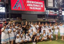 VIDEO | Mujeres maya que juegan softbol con vestidos tradicionales y descalzas