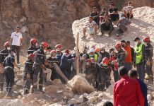 EQUIPOS DE RESCATE SIGUEN BUSCANDO CADÁVERES EN MARRUECOS ENTRE ESCOMBROS Y TEMBLORES