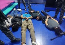POLICÍA INGRESA A CANAL DE TELEVISIÓN ECUATORIANO OCUPADO POR HOMBRES ARMADOS Y DETIENE A VARIOS SUJETOS