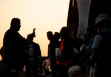 Gobernadora de Arizona veta proyecto de ley que permitía a policías detener indocumentados