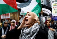 DETIENEN A TRES HOMBRES QUE INTERRUMPIERON MISA EN NUEVA YORK PARA PEDIR “PALESTINA LIBRE”