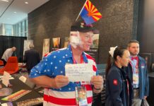 Simpatizantes vendan sus orejas en solidaridad con Trump