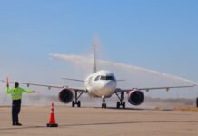 DA BIENVENIDA PRESIDENTE MUNICIPAL DE CAJEME JAVIER LAMARQUE A PASAJEROS DEL VUELO INAUGURAL MONTERREY-CIUDAD OBREGÓN