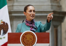 Dedican ofrenda en Palacio Nacional “a las mujeres que nos dieron patria”