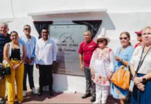 Gobierno de Guerrero devela placa por 90 años de tradición de clavadistas de La Quebrada