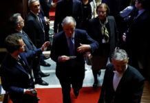 Se unen izquierda y extrema derecha y tumban a premier de Macron