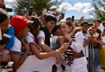 PRESIDENTA CLAUDIA SHEINBAUM DA BANDERAZO DE SALIDA A LA COMISIÓN GENERAL LÁZARO CÁRDENAS DEL RÍO PARA LA MIXTECA OAXAQUEÑA