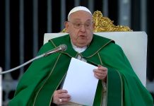 El papa Francisco pide ayuda para continuar leyendo un discurso debido a “dificultades respiratorias”